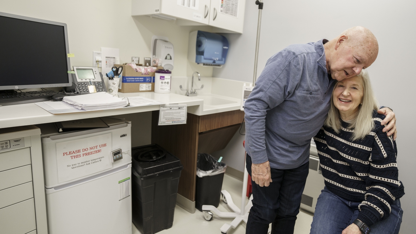 Can this nasal spray decelerate Alzheimer’s? One couple helps scientists discover out : Pictures